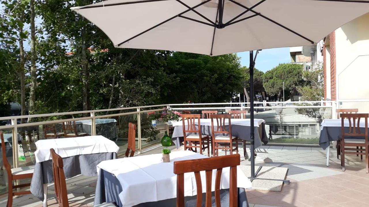 Hotel Buenos Aires Cervia Bagian luar foto