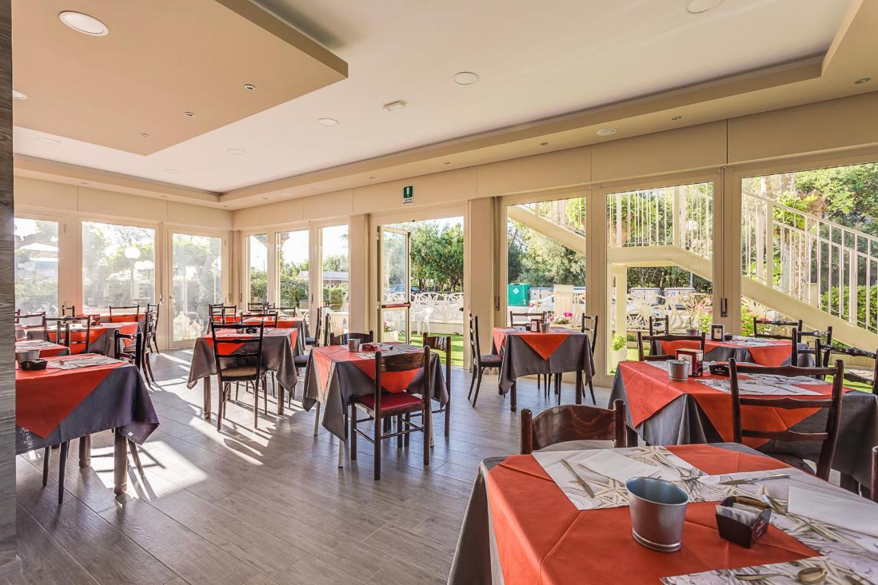 Hotel Buenos Aires Cervia Bagian luar foto