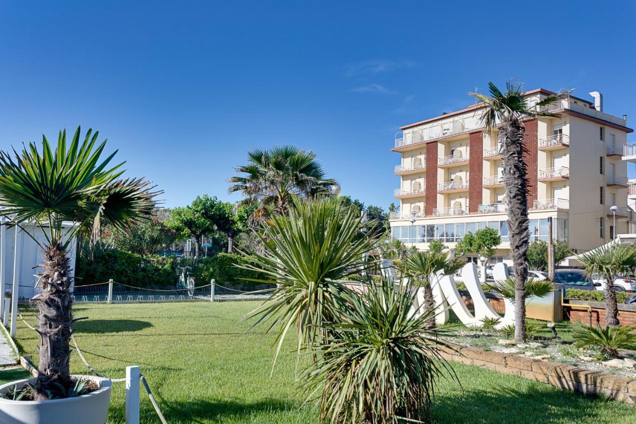 Hotel Buenos Aires Cervia Bagian luar foto