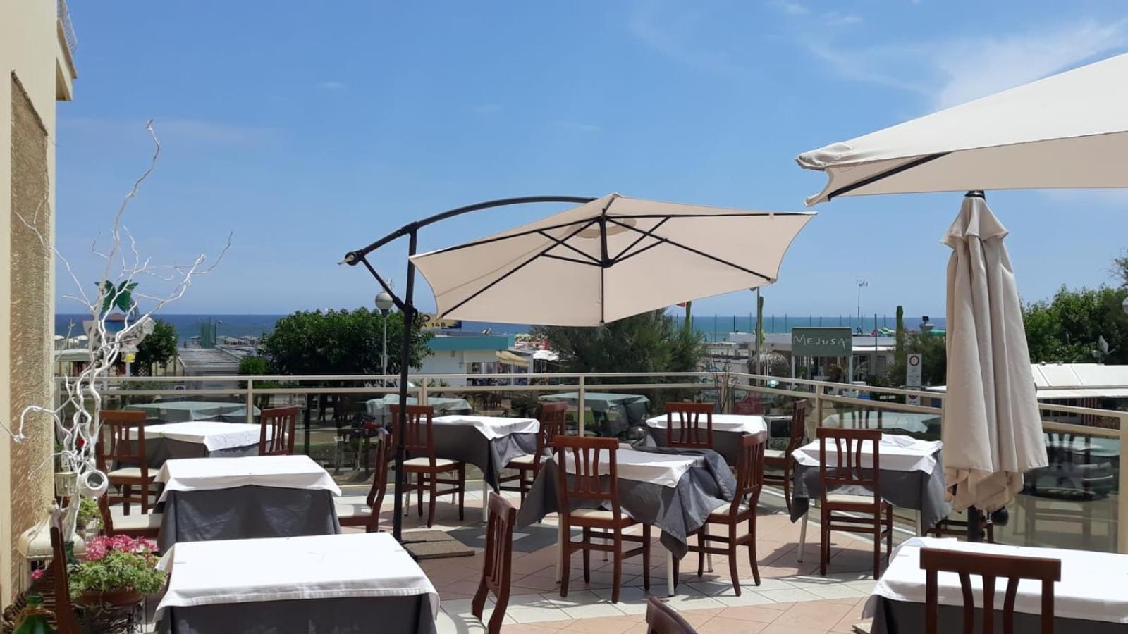 Hotel Buenos Aires Cervia Bagian luar foto