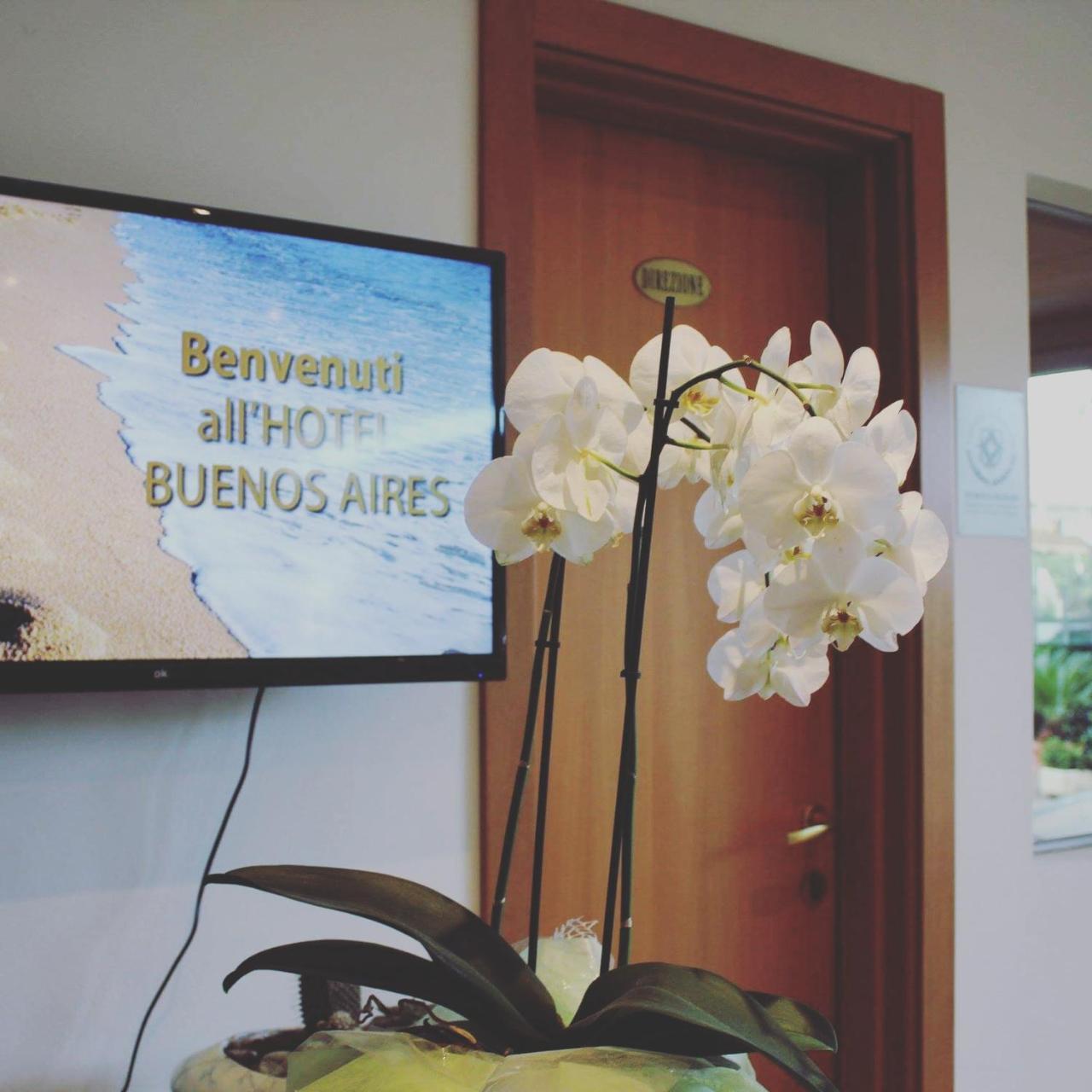 Hotel Buenos Aires Cervia Bagian luar foto