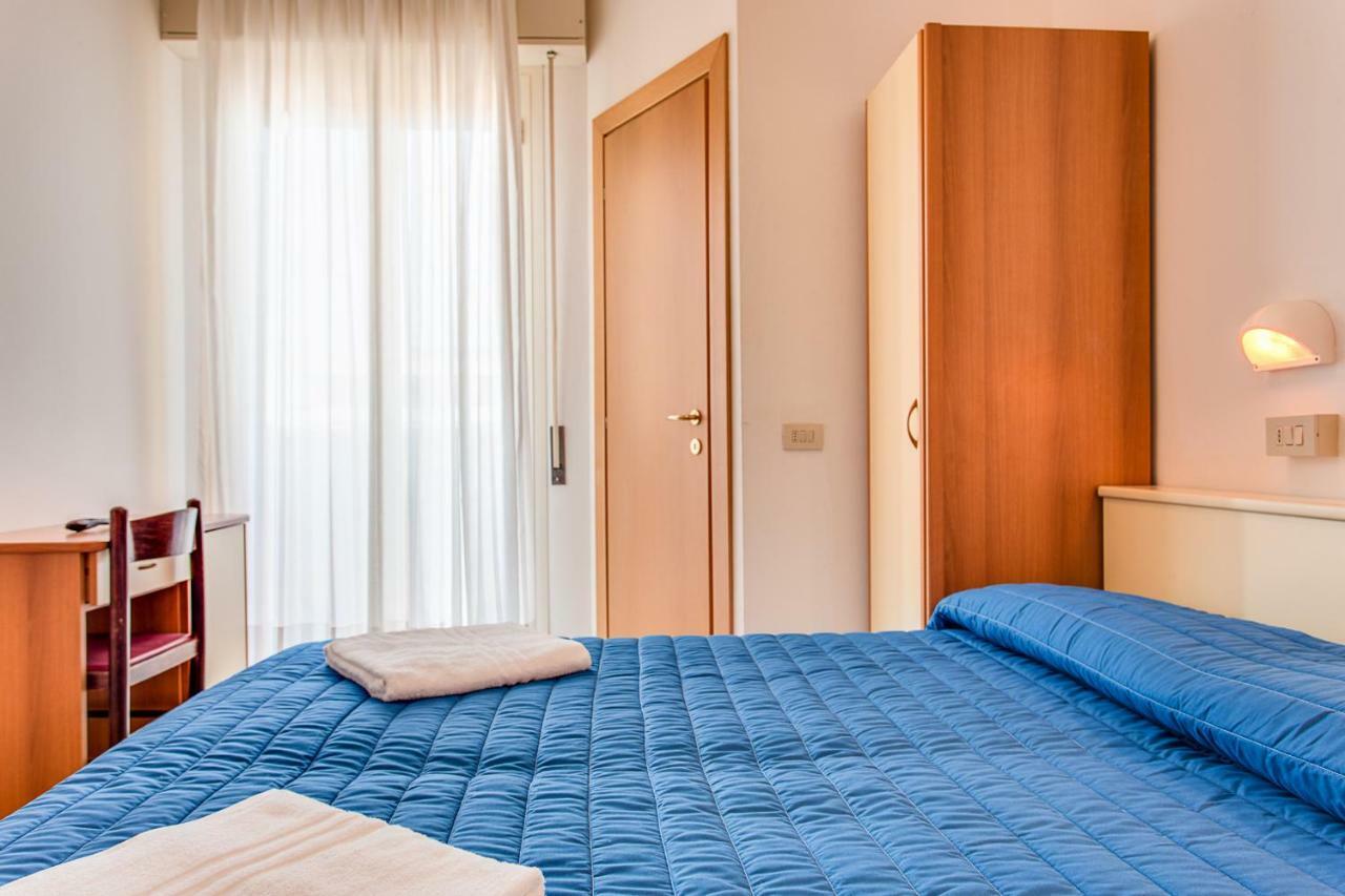 Hotel Buenos Aires Cervia Bagian luar foto