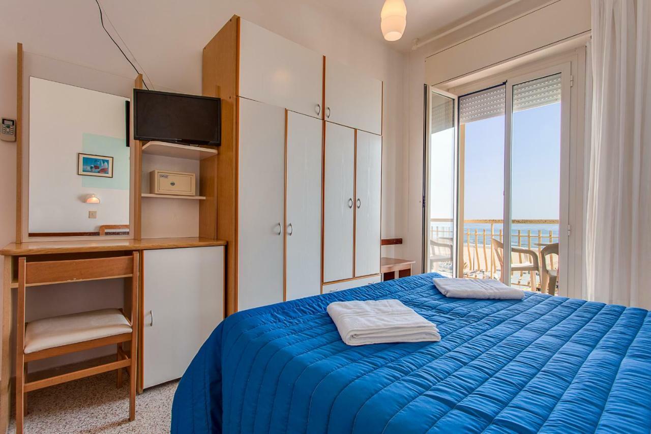 Hotel Buenos Aires Cervia Bagian luar foto